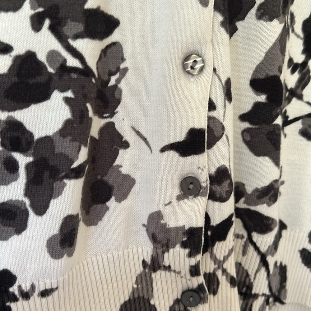 Women’s Van Heusen Floral Cardigan MEDIUM - BRAND NEW NO TAGS - Picture 4 of 6